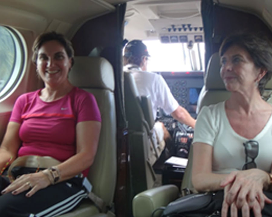 Superando dificuldades: Rodovia fechada, a solução é voar. Quando não há espaço para todos, um vira co-piloto e o outro se acomoda na bagagem.