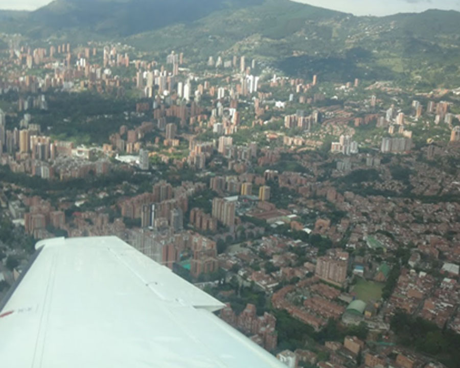 Superando dificuldades: Rodovia fechada, a solução é voar. Quando não há espaço para todos, um vira co-piloto e o outro se acomoda na bagagem.